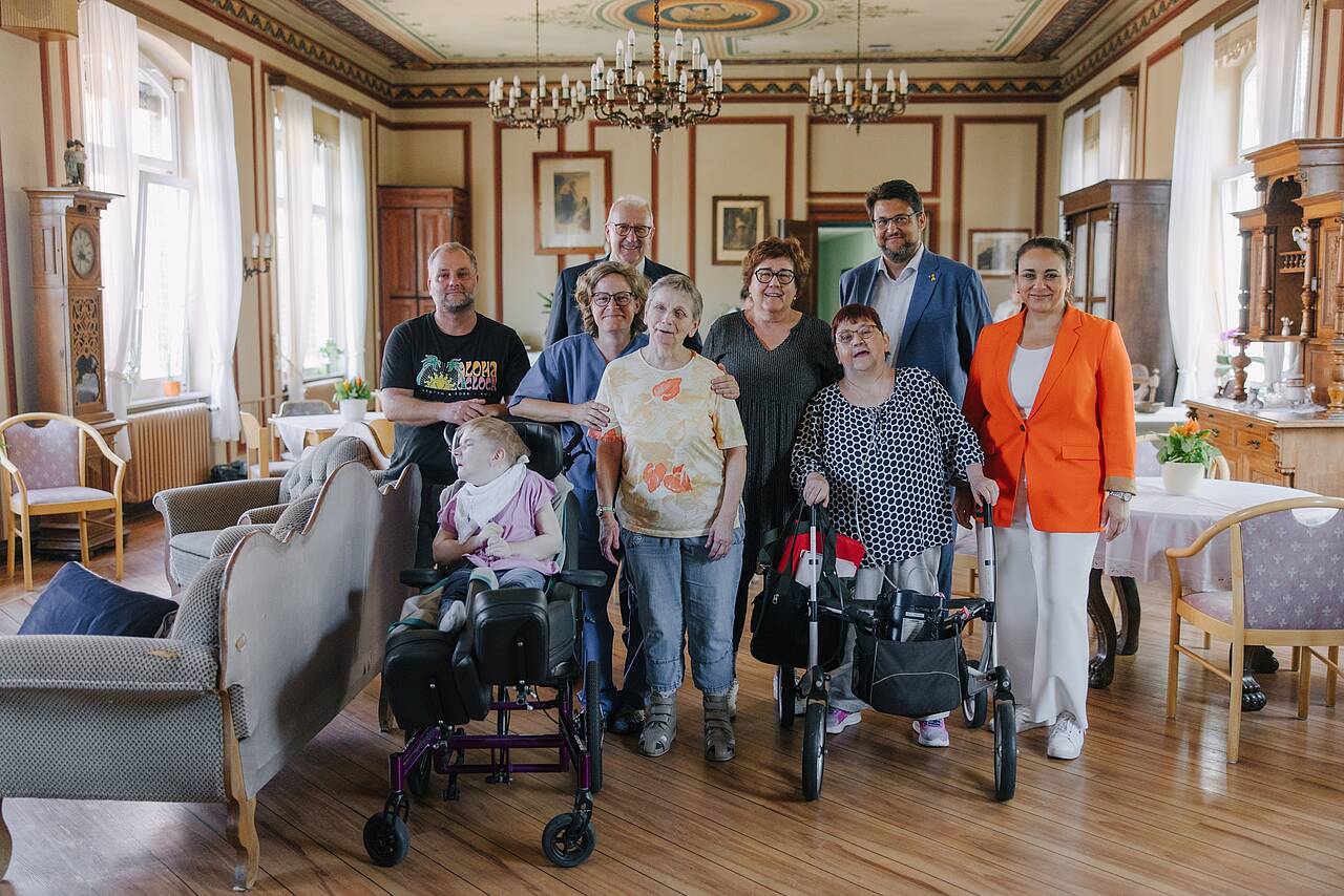 Ministerin Grimm-Benne mit dem Vorstand der Pfeifferschen Stiftungen und Pflegekräften und Bewohnern des Johannisstifts.