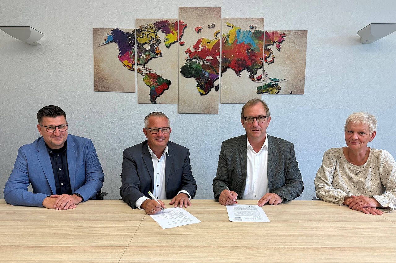 Foto: Gemeinsame Unterzeichnung der Vereinbarung zum Aufbau des Hospiz- und Palliativnetzwerks. (v. l.) Christian Ptock, Abteilungsleiter der Spezialisierten Ambulanten Palliativversorgung (SAPV); Thomas Pfeiffer, Geschäftsführer des MVZ des Klinikums Cracau der Universitätsmedizin Magdeburg gGmbH; Landrat Markus Bauer; Anke Meyer, Leiterin des Fachbereichs Soziales, Jugend, Bildung und Kultur, Gesundheit, Brand- und Katastrophenschutz, Rettungsdienst und Bauordnung. Fotograf: Marko Jeschor/Salzlandkreis