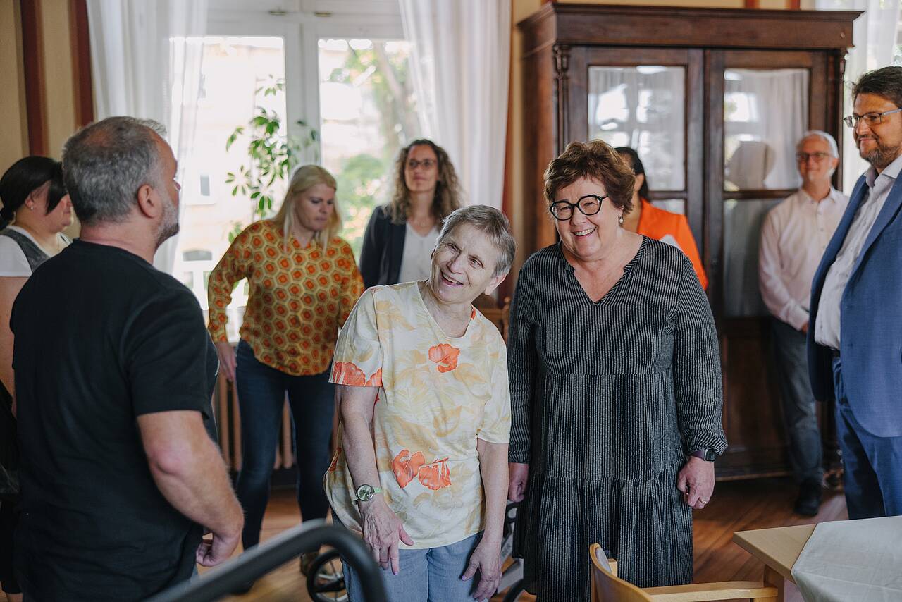 Ministerin Grimm-Benne im Gespräch mit Pflegekräften und Bewohnern des Johannisstifts.