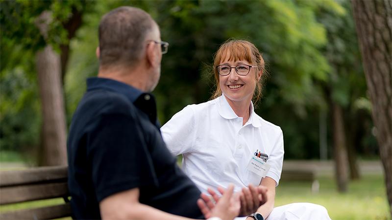 Gespräch Patient mit Psychoonkologin